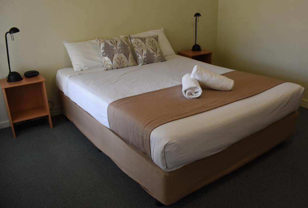 Motel Riverina Leeton Екстер'єр фото